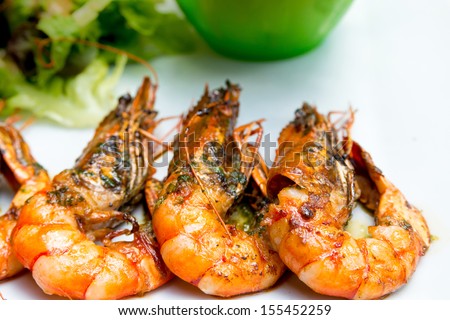 Fried shrimp-delicious fried shrimp with lettuce
