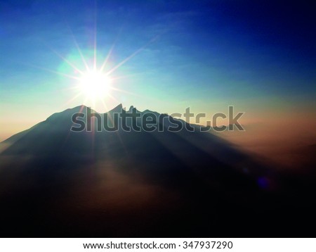 CERRO MAJESTUOSO El sol naciente y la silueta del Cerro de la Silla forman esta inspiradora composiciÃ³n de un amanecer en Monterrey.