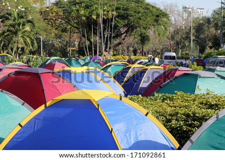 BANGKOK-JAN 13:Camping tents \'s Unidentified Thai protesters for anti Government  on Jan 13, 2014 in Bangkok, Thailand. Thai free TVs don\'t advertise how many Thai protesters gather.