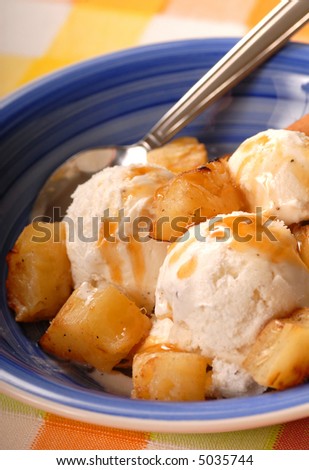 Vanilla ice cream with grilled pineapple and caramel sauce