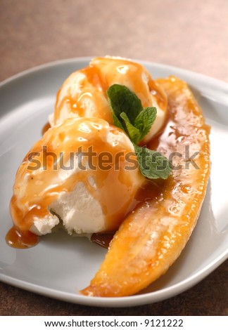 Banana sauteed in brown sugar with vanilla ice cream with caramel sauce