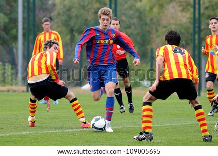 BARCELONA, SPAIN - JAN 24: Gerard Deulofeu (center) plays with F.C Barcelona youth team on January 24, 2012 in Barcelona, Spain. F.C Barcelona - U.E Sant Andreu match.
