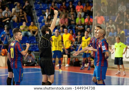 BARCELONA - SEP 18: Ari Santos, FC Barcelona futsal player, receives a red card from the referee at Palau Blaugrana on September 18, 2009 in Barcelona, Spain.