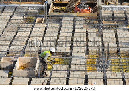 BARCELONA - JANUARY 8: Unidentified Spanish construction worker, construct a major build on January 8, 2014 in Barcelona, Spain.