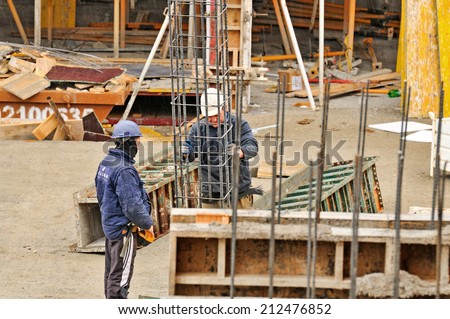 BARCELONA - JANUARY 8: Spanish construction worker, construct a major build on January 8, 2014 in Barcelona, Spain.
