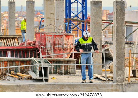 BARCELONA - JANUARY 8: Spanish construction worker, construct a major build on January 8, 2014 in Barcelona, Spain.