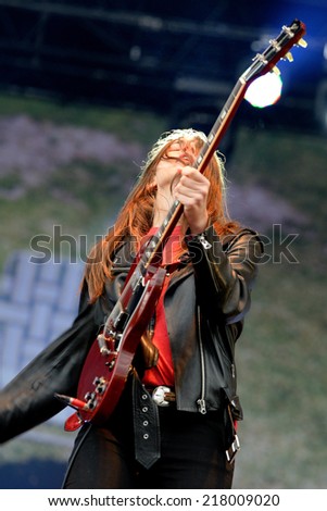 BARCELONA - MAY 30: Haim (American pop rock band from Los Angeles, California) in concert at Heineken Primavera Sound 2014 Festival (PS14) on May 30, 2014 in Barcelona, Spain.