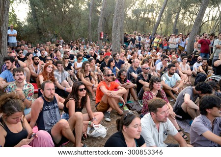 BARCELONA - JUL 4: The audience watch an outdoor concert at Vida Festival on July 4, 2015 in Barcelona, Spain.
