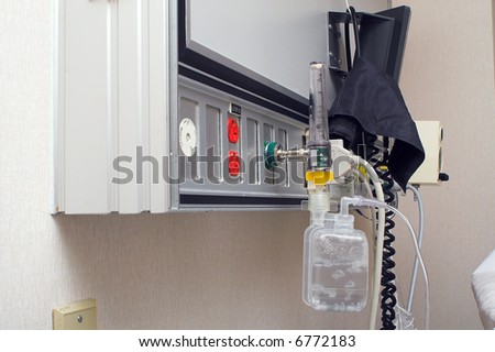 Dedicated hospital oxygen setup with an attached humidifyer.