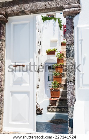 Ã?Â�Ã?Â¡ourtyard of the Greek house. White architecture on Santorini island, Greece.
