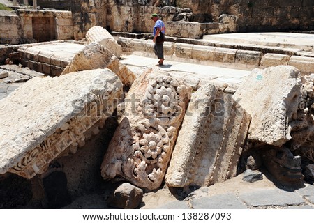 BEIT SHEAN,ISR - JUNE 17:Visitor look at ruins of Ancient Beit Shean on June 17 2009.Beit She\'an is one of the most ancient sites in Israel: it was first settled 5-6 thousand years ago.