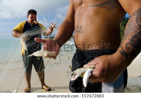 RAROTONGA - SEP 17:Cook Islands fishermen net fishing in Muri beach on Sep 17 2013.The Cook Islands has rights and responsibilities over 1.8 million square kilometers of ocean.