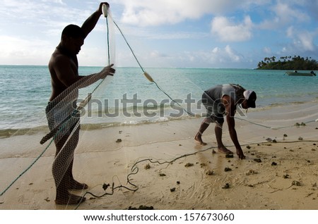 RAROTONGA - SEP 17:Cook Islands fishermen net fishing in Muri beach on Sep 17 2013.The Cook Islands has rights and responsibilities over 1.8 million square kilometers of ocean.