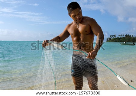 RAROTONGA - SEP 17:Cook Islands fisherman net fishing in Muri beach on Sep 17 2013.The Cook Islands has rights and responsibilities over 1.8 million square kilometers of ocean.