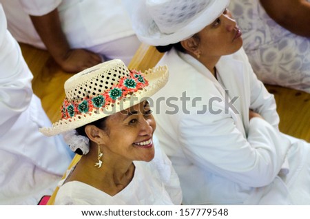 RAROTONGA - SEP 16:Cook Islander woman wearing Rito hat on Sep 16 2013.It\'s one of the  finest hats in the world made of pandanus or coconut palm tree worn by woman only on special occasions.