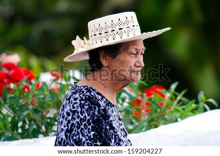RAROTONGA - SEP 16:Cook Islander woman wearing Rito hat on Sep 16 2013It\'s one of the  finest hats in the world made of pandanus or coconut palm tree worn by woman only on special occasions.