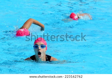GOLD COAST - SEP 27 2014:Australian women participate in Triathlon Pink.It\'s an Australian sporting community event for women raising funds for charities who provide breast cancer support and research