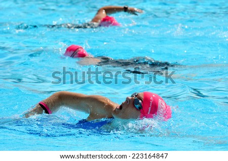 GOLD COAST - SEP 27 2014:Australian women participate in Triathlon Pink.It's an Australian sporting community event for women raising funds for charities who provide breast cancer support and research