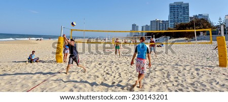 SURFERS PARADISE, AUS -NOV 01 2014: Visitors on Main Beach Surfers Paradise..It\'s one of Australia\'s iconic coastal tourist destinations drawing 10 million tourists every year from all over the world.