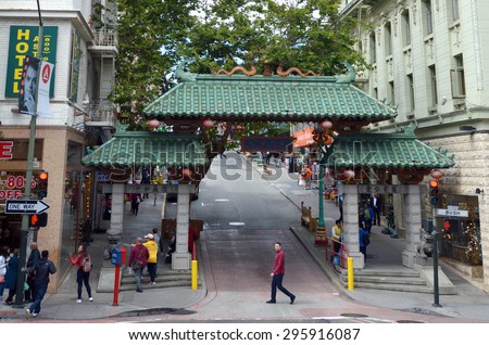 SAN FRANCISCO, USA - MAY 19 2015:Gateway Arch (Dragon Gate) on Grant Avenue Chinatown in San Francisco California.It\'s the oldest Chinatown in North America and the largest Chinese community outside Asia.
