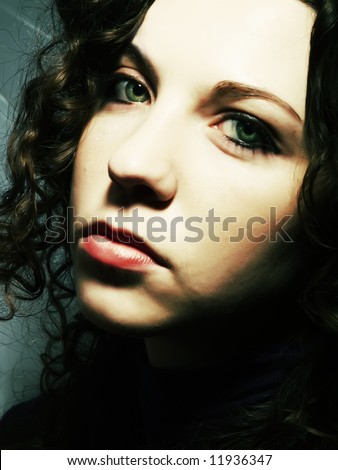 A portrait about a pretty lady with white skin, long brown wavy hair, green eyes and whose look is catching
