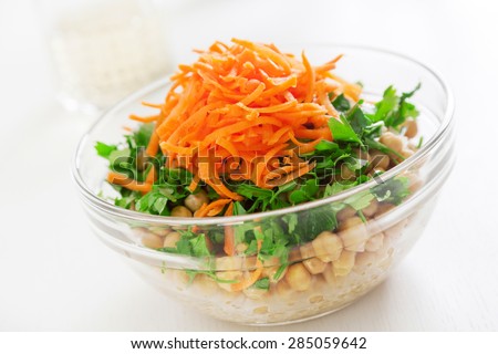 Salad with chickpeas, bulgur and carrots