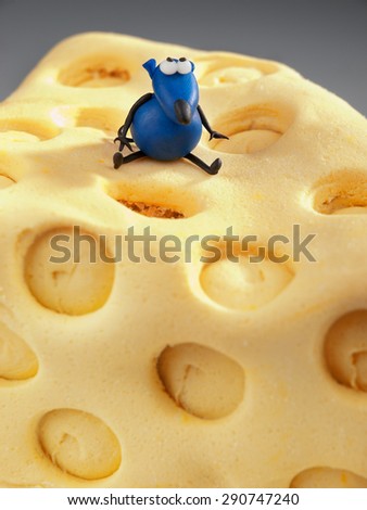 Mouse on cheese fondant cake