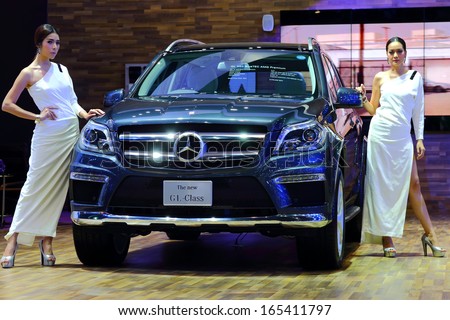 NONTHABURI - NOVEMBER 28: Unidentified super models posted with Mercedes-Benz GL class at The 30th Thailand International Motor Expo on November 28, 2013 in Nonthaburi, Thailand.