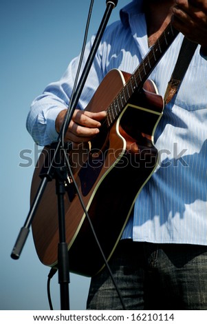 Country festival: manl playing the guitar .