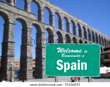 Welcome to Spain sign in front of the Stone Aqueduct in Segovia