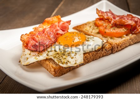 toast with fried eggs and bacon