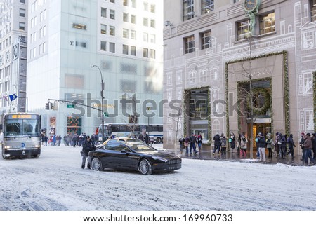 New York City - Jan 3: A Fast-Moving Snowstorm Arrived In The New York Area.The Chilly Weather And Falling Snow Caused Many Troubles To The New Yorkers, January 3, 2014 In Manhattan, New York City