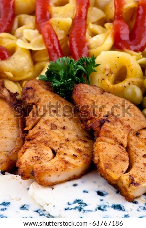 Chicken with royal blue cheese and macaroni