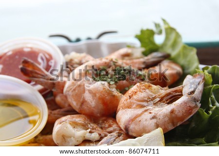 Grilled shrimps in the authentic environment of a harbour restaurant in Key West