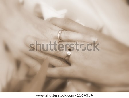 Newly married couple\'s hands with their wedding rings.