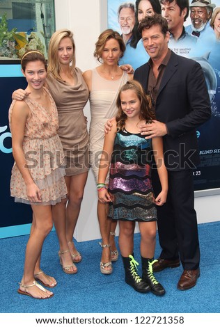 LOS ANGELES - AUG 16:  HARRY CONNICK JR, JILL GOODACRE & KIDS arriving to 