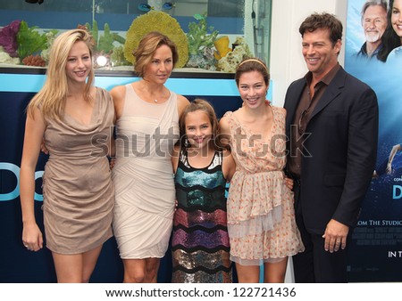 LOS ANGELES - AUG 16:  HARRY CONNICK JR, JILL GOODACRE & KIDS arriving to \
