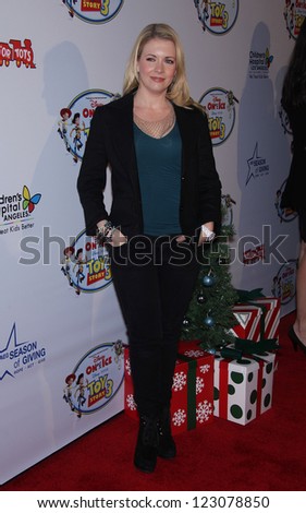 LOS ANGELES - DEC 14:  MELISSA JOAN HART arriving to Disney on Ice: Toy Story 3  on December 14, 2011 in Los Angeles, CA