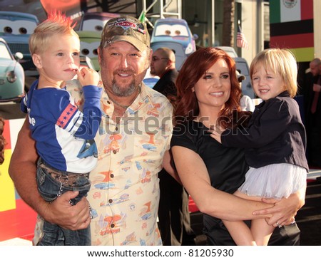 LOS ANGELES - JUN 18:  LARRY The Cable Guy arrives to the 