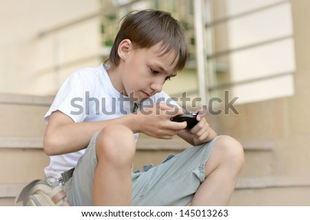 young guy playing the telephone game in the street