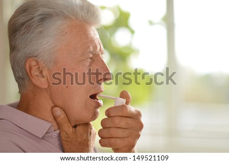 older man feels pain in the throat