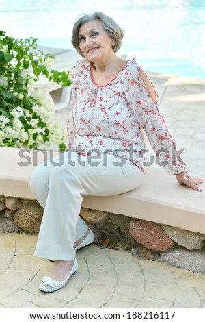 Senior woman went to a resort vacation