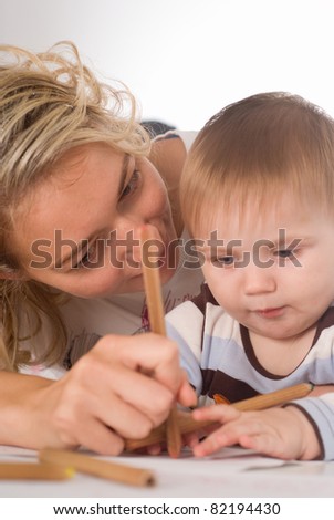 mom with her child drawing at table