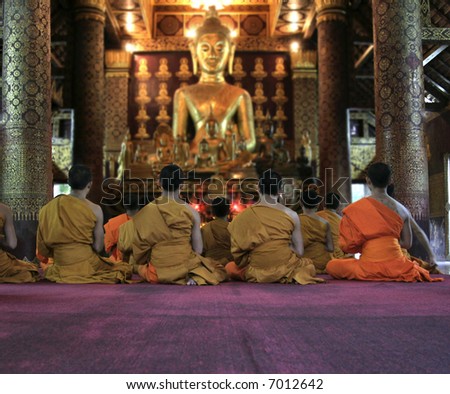 monks in meditation in loung phabang loas