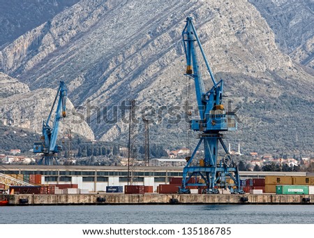 Large harbor cranes, Harbor cranes in the port