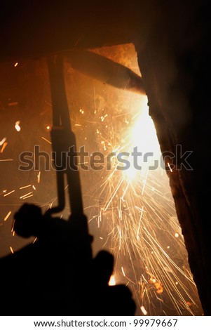 Gas cutting of metal structures at construction site
