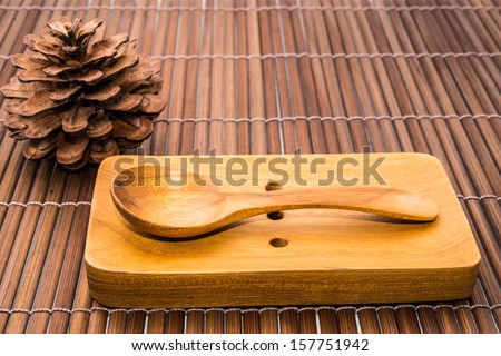 wood spoons on wood dish