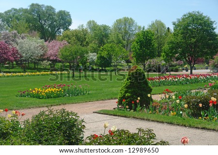 A picture of a beautiful and enchanting garden expressing the beauty of summer in Minneapolis
