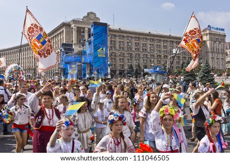 KIEV, UKRAINE - AUGUST 24: Ukraine Independence Day. Independence Square - Kiev central square, Ukraine on August 24, 2012. Ukrainian vyshivanok (embroidered shirts) parade. Cherkasy region.