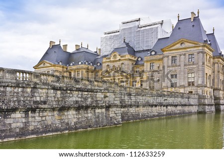 Palace Vaux-Le-Vicomte and surrounding moat. Chateau de Vaux-le-Vicomte (1661) - baroque French Palace located in Maincy, near Melun, in Seine-et-Marne department of France.